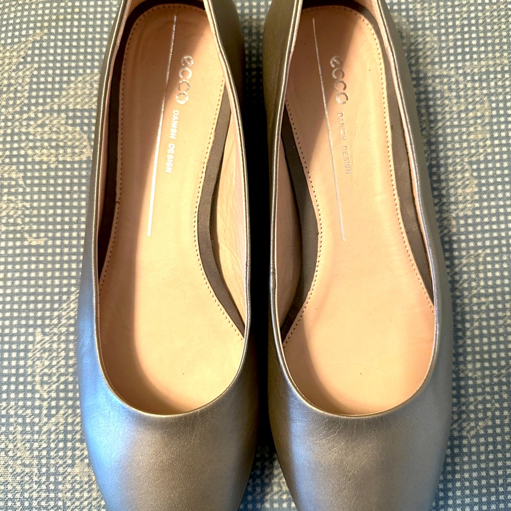 Ecco flats, European size 39, bronze metallic color, never worn.